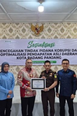 Walikota Padang Panjang Beri Apresiasi dan Penghargaan Ke Kejari Setempat 